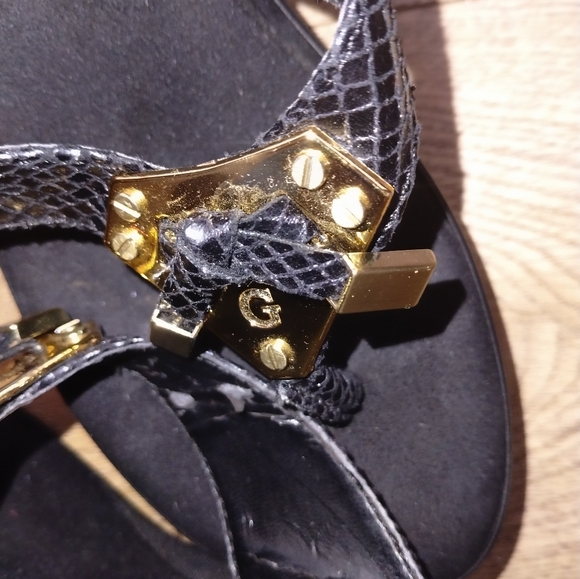 💥CLOSING Nov.1 SALE 💥 GUESS women's sandals with gold hardware - Picture 7 of 10